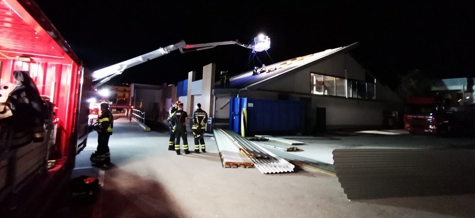 Maltempo, scoperchiato il tetto del supermercato Lidl: le lamiere della copertura divelte dalle forti raffiche di vento